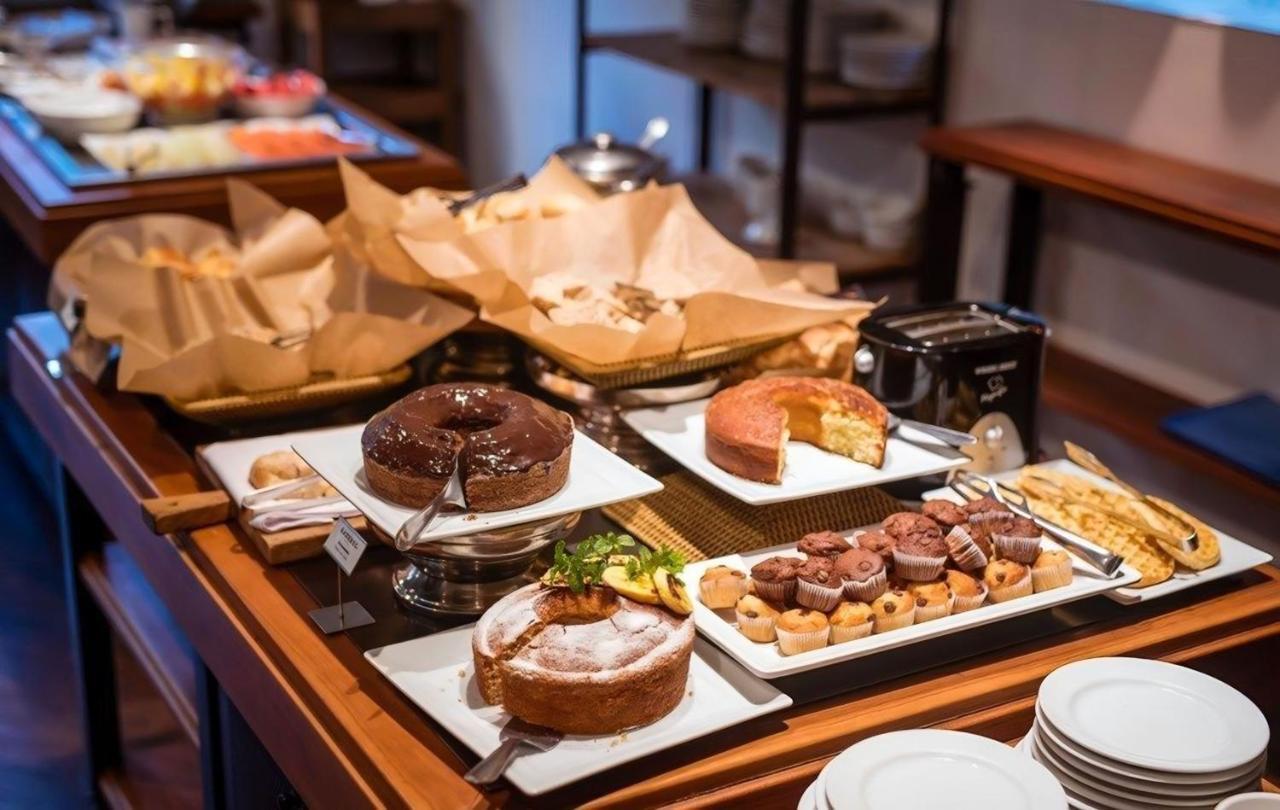 Clarion Faria Lima Hotell São Paulo Exteriör bild A selection of desserts