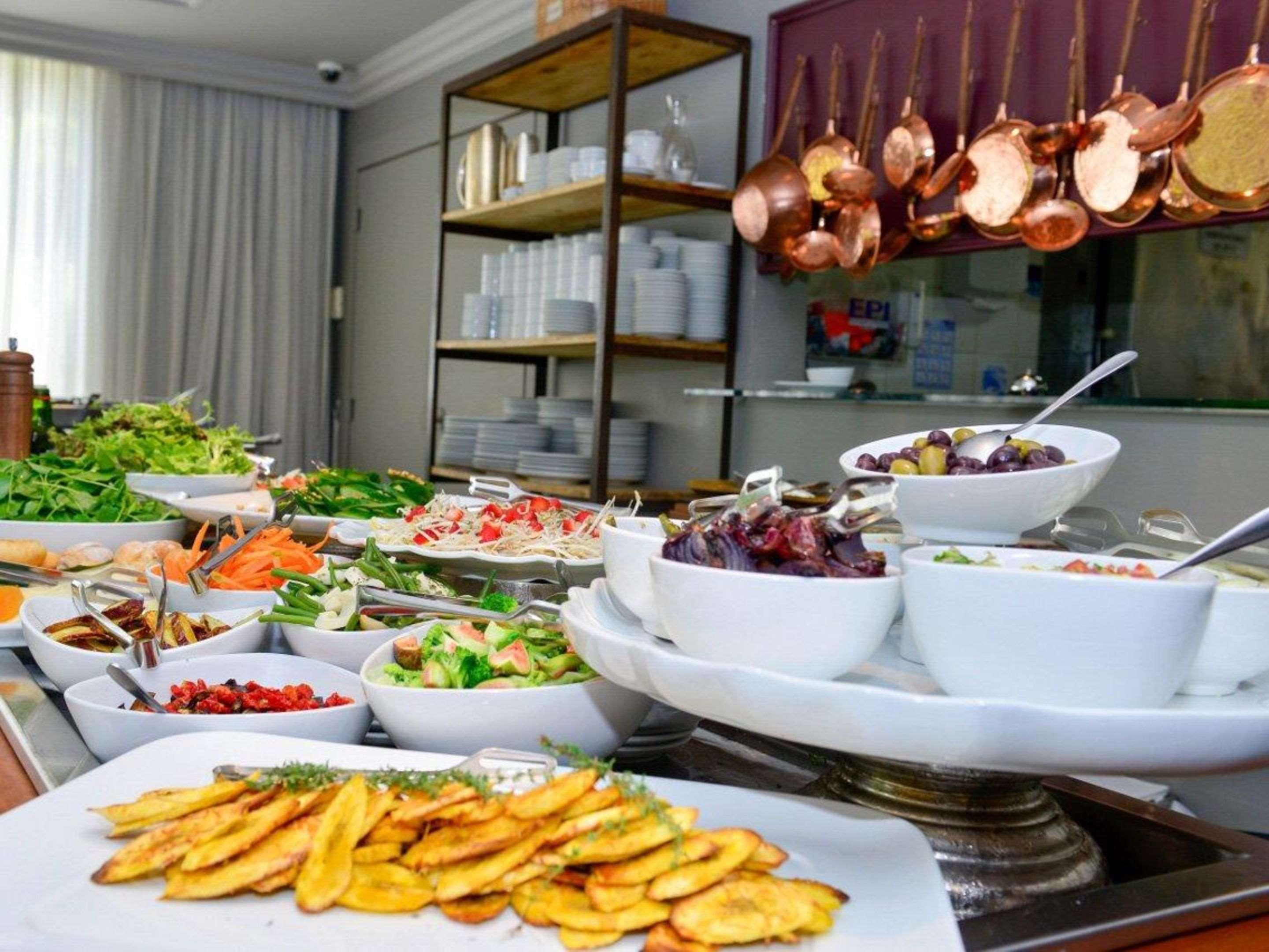 Clarion Faria Lima Hotell São Paulo Exteriör bild A buffet at a restaurant