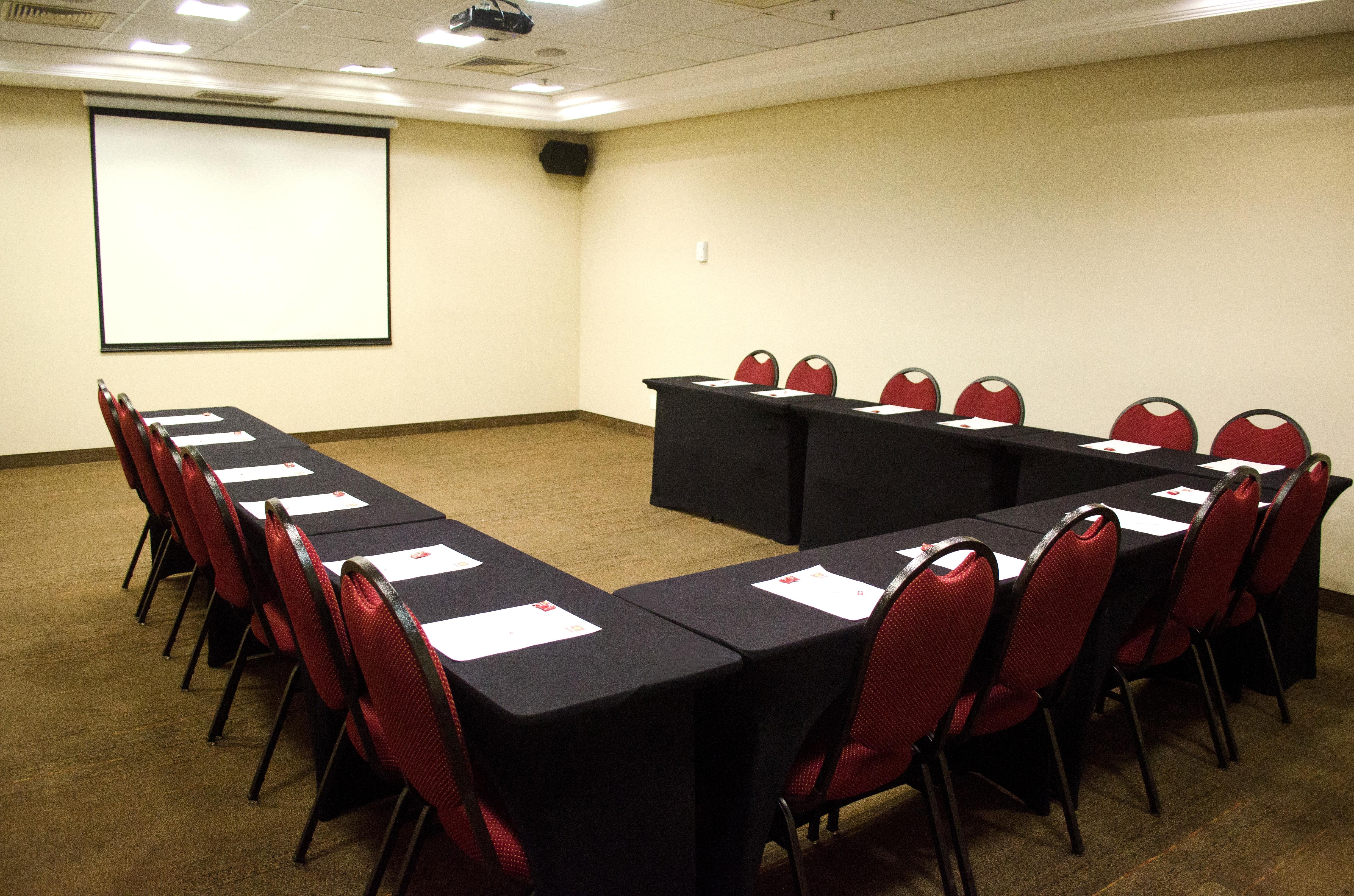 Clarion Faria Lima Hotell São Paulo Exteriör bild A U-shaped table